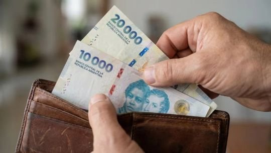 Los salarios le ganaron a la inflación en agosto, según el INDEC