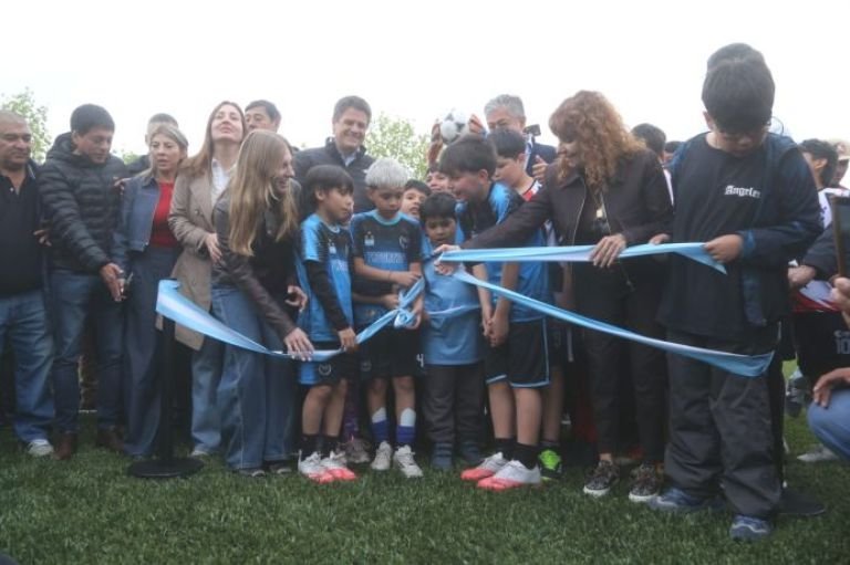 Después de 40 años de espera, el barrio El Progreso tiene una cancha de futbol sintético